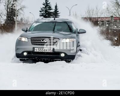 Mosca, Russia - 24 gennaio 2019: Auto infiniti QX70, foto invernali della vettura durante la guida attraverso le nevicate. Foto Stock