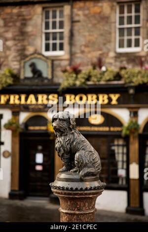 Greyfriars Bobby statua a Edimburgo, Scozia, il cane Skye Terrier, la storia e il pub, 19 ° secolo. Foto Stock