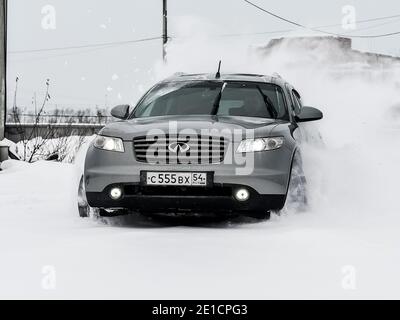 Mosca, Russia - 24 gennaio 2019: Auto infiniti QX70, foto invernali della vettura durante la guida attraverso le nevicate. Foto Stock