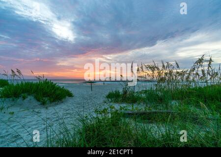 Bella alba sulla spiaggia di New Smyrna Beach 2020 luglio. Foto Stock