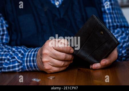 Un anziano che mostra un portafoglio vuoto senza soldi durante la covid-19, pandemia di coronavirus, crisi economica Foto Stock