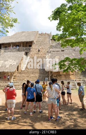Tour di gruppo di fronte al palazzo Ek' Balam, un sito archeologico di Yucatec-Maya con rovine Maya, situato a Yucatan, Messico Foto Stock