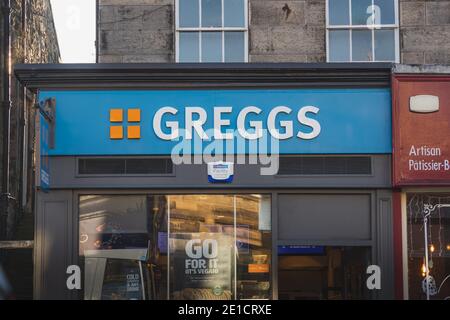 Edimburgo, Scozia - 6 gennaio 2021: Posizione di Greggs su Raeburn Place a Stockbridge, Edimburgo. Greggs è una grande catena di panifici britannica con sede a Newcastle Foto Stock