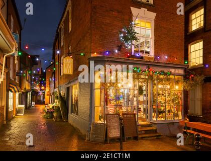 Harp Lane Deli e Church Street a Natale a Ludlow. Foto Stock