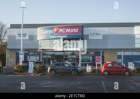 Edimburgo, Scozia - 6 gennaio 2021: Sede di Currys PC World al Craigleith Retail Park di Edimburgo. Currys è il principale rivenditore di prodotti elettronici del Regno Unito Foto Stock