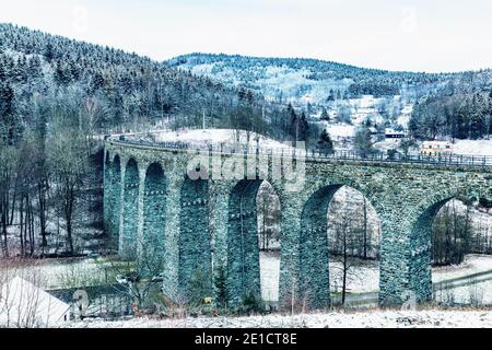 Vecchio ponte ferroviario in pietra vicino a Krystofovo udoli, Novina Viaduct è stato costruito tra il 1898 e il 1900 nella Repubblica Ceca. Il viadotto è lungo 230 metri e un Foto Stock