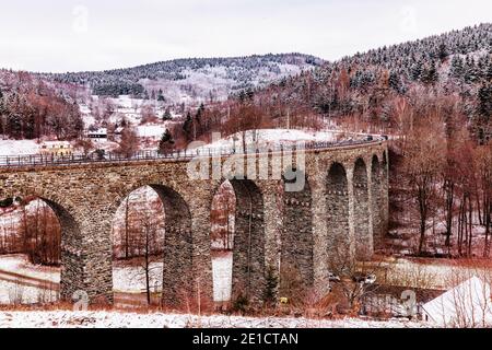 Vecchio ponte ferroviario in pietra vicino a Krystofovo udoli, Novina Viaduct è stato costruito tra il 1898 e il 1900 nella Repubblica Ceca. Il viadotto è lungo 230 metri e un Foto Stock