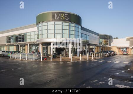 Edimburgo, Scozia - 6 gennaio 2021: La sede M&S del Craigleith Retail Park a Edimburgo, Scozia, che è un grande rivenditore di cibo e di pr per la casa Foto Stock