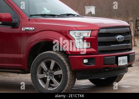 Leamington Canada, gennaio 05 2021: Fotografia editoriale di una ford F150 con grandi pneumatici invernali che sono tutti fangosi dalla guida fuoristrada. Ford f150 è Foto Stock