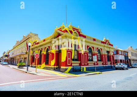 Fremantle, Australia Occidentale - 2 Gennaio 2018: Edificio storico situato all'angolo di High Street e Adelaide Street e fa parte dell'illusione ottica Foto Stock