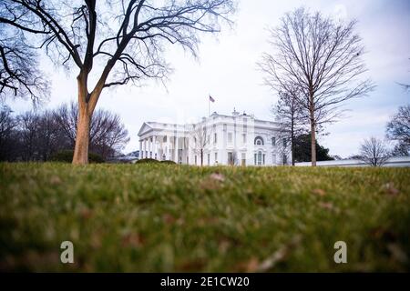 Washington, DC, Stati Uniti. 06 gennaio 2021. Alba alla Casa Bianca come sostenitori del presidente americano Donald J. Trump si riuniscono per protestare contro l'imminente certificazione del Congresso di Joe Biden come prossimo presidente a Washington, DC, USA, 06 gennaio 2021. Diversi gruppi di sostenitori di Trump si stanno riunendo sull'Ellipse per ascoltare il presidente Trump parlare durante un raduno mentre il Congresso si prepara a incontrare e certificare i risultati delle elezioni presidenziali americane del 2020.Credit: Shawn Thew/Pool via CNP | Usage Worldwide Credit: dpa/Alamy Live News Foto Stock