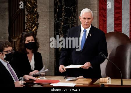 Washington, Stati Uniti. 06 gennaio 2021. Il Vice Presidente Mike Pence officiates come sessione congiunta della Camera e del Senato si riunisce per confermare i voti del Collegio elettorale espressi nelle elezioni di novembre, al Campidoglio di Washington, mercoledì 6 gennaio 2021. (Foto di J. Scott Applewhite/Pool/Sipa USA) Credit: Sipa USA/Alamy Live News Foto Stock
