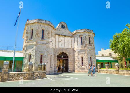 Fremantle, Australia Occidentale, Australia - 2 Gennaio 2018: Le donne vengono dalla prigione di Fremantle dopo averla visitata, un edificio storico, l'UNESCO Foto Stock