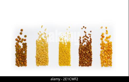 Grani di piselli, lenticchie, riso, grano saraceno, miglio disposti su uno sfondo bianco. Foto Stock