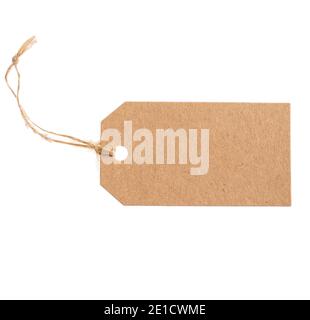 Concetto di etichetta di carta Kraft. Etichetta bianca del pacco artigianale riciclata beige isolata su sfondo bianco, testurizzata. Regalo vuoto, buono prezzo per testo con twi legato Foto Stock