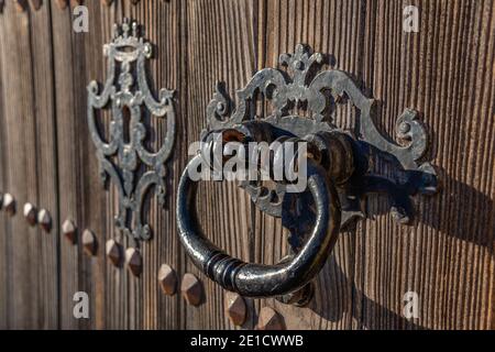 Particolare di un antico maniglione porta in ferro con lo sfondo non è attivo per lo spazio di copia Foto Stock