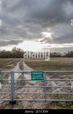Privato No pubblico diritto di strada segnale sul cancello per Norfolk Farmland.