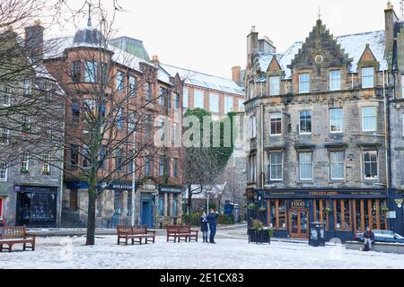 Storica, Grassmarket Market Place a Edimburgo, Regno Unito Gennaio 2020. Inverno con neve. Foto Stock