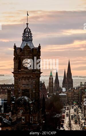 Neve d'inverno, vista da Calton Hill Edinburgh guardando verso il centro della città e la torre dell'orologio dell'hotel Balmoral. Foto Stock