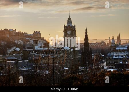 Neve d'inverno, vista da Calton Hill Edinburgh guardando verso il centro della città e la torre dell'orologio dell'hotel Balmoral. Foto Stock