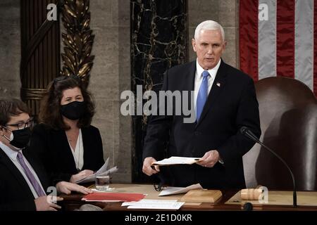 Il Vice Presidente Mike Pence officiates come sessione congiunta della Camera e del Senato si riunisce per confermare i voti del Collegio elettorale espressi nelle elezioni di novembre, al Campidoglio di Washington, mercoledì 6 gennaio 2021. Foto di J. Scott Applewhite/Pool/ABACAPRESS.COM Foto Stock