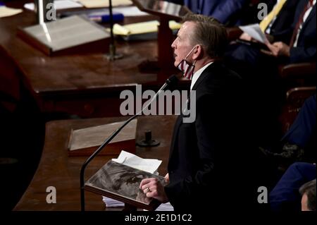 Washington, Stati Uniti. 06 gennaio 2021. Il rappresentante Paul Gosar, un repubblicano dell'Arizona, si oppone alla certificazione dell'Arizona Electoral College durante una sessione congiunta del Congresso per contare i voti dell'Electoral College dalle elezioni presidenziali del 2020 mercoledì 6 gennaio 2021. Foto in piscina di Erin Scott/UPI Credit: UPI/Alamy Live News Foto Stock