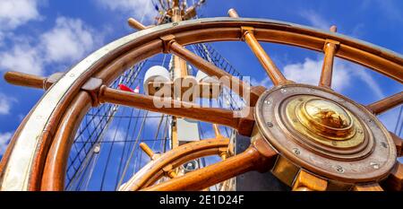 primo piano di un volante contro un cielo blu Foto Stock