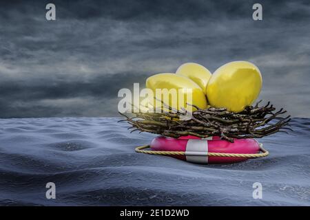 Nidifica con uova dorate all'interno di bagnoschiola sull'oceano al tramonto nuvoloso giorno. Previdenza o investimenti o pianificazione per il vostro reddito o più grande pensionato Foto Stock