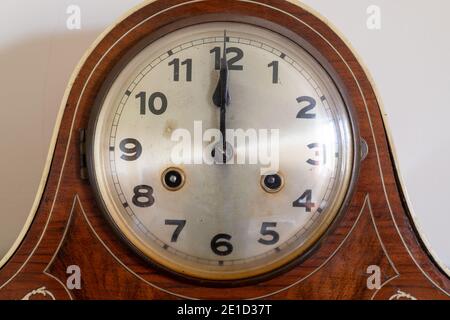 Primo piano di un orologio antico che mostra 12 oclock Foto Stock