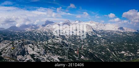 Primo piano della catena montuosa del Dachstein dal famoso luogo turistico Krippenstein durante una tempesta in avvicinamento. Le Alpi austriache. hoher Dachstein. id Foto Stock