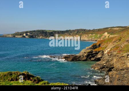 Una vista dal percorso della costa sud-occidentale tra le sabbie di Praa e la baia di Prussia sotto Kenneggy vicino a Penzanze in Cornovaglia, Inghilterra.UK Foto Stock