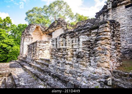 Le antiche piramidi si avvicinano ai gradini del sito archeologico di Dzibanche Maya, Quintana Roo, Penisola dello Yucatan, Messico. Foto Stock