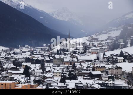 Sillian è una città di mercato situata nel distretto di Lienz, nello stato austriaco del Tirolo. Vista sulla città dalle piste da sci nei mesi invernali. Villaggio sul confine Foto Stock