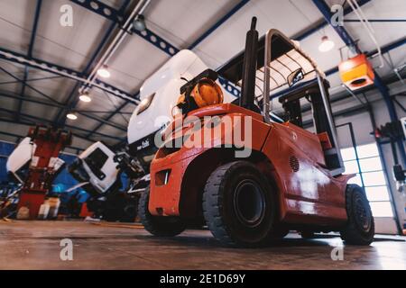 Immagine del carrello elevatore in officina di riparazione auto. Foto Stock