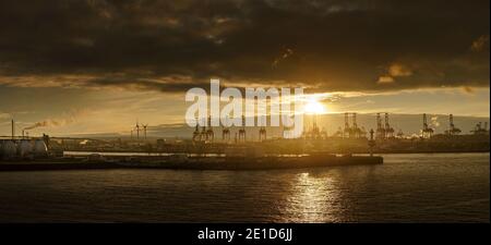 Panorama del porto di Amburgo (Süderelbe) con il ponte Köhlbrand al tramonto Foto Stock