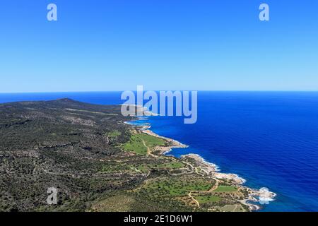 Vista su una parte dell'isola cipriota del Sud europa, in particolare sul parco nazionale della penisola di Akamas con lagune e bellissima spiaggia di sabbia chiara e se oscura Foto Stock