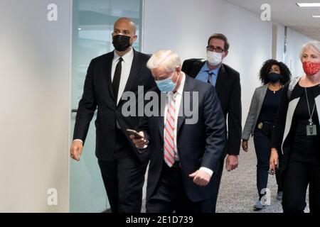 Washington DC, Stati Uniti. 06 gennaio 2021. Senatore degli Stati Uniti Cory Booker (democratico del New Jersey), sinistra, e senatore degli Stati Uniti Lindsey Graham (repubblicano della Carolina del Sud), secondo da sinistra, E altri senatori evacuano in un luogo sicuro nell'edificio degli uffici del Senato Dirksen dopo che i voti elettorali sono stati contati durante una sessione congiunta del Congresso degli Stati Uniti per certificare i risultati delle elezioni presidenziali del 2020 nella Camera dei rappresentanti degli Stati Uniti nel Campidoglio degli Stati Uniti a Washington, DC Mercoledì, 6 gennaio 2021, come interrotto come migliaia di manifestanti di pr-Trump ha assalito gli Stati Uniti C. Foto Stock