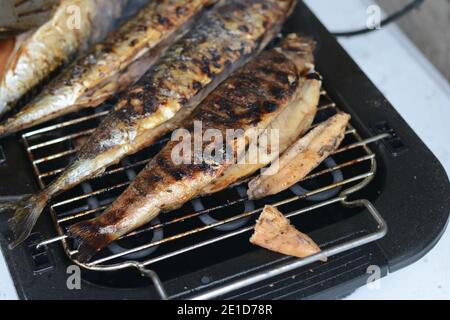 Barbecue con pesce. Pesce sgombro alla griglia. Il pesce grasso e oleoso è una fonte eccellente e sana di DHA e EPA, che sono due tipi chiave di acido omega-3 Foto Stock