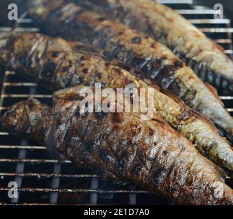 Barbecue con pesce. Pesce sgombro alla griglia. Il pesce grasso e oleoso è una fonte eccellente e sana di DHA e EPA, che sono due tipi chiave di acido omega-3 Foto Stock