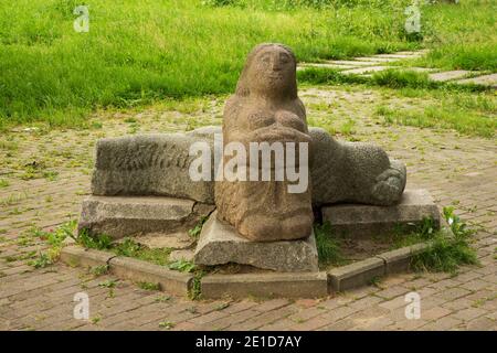 Donna di pietra all'argine di Afanasy Nikitin Tver. Russia Foto Stock