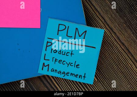 PLM - Product Lifecycle Management scrivere su note adesive isolate su tavolo in legno. Foto Stock