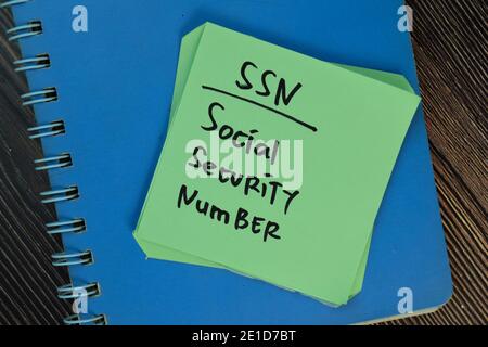 SSN - numero di previdenza sociale scrivere su note appiccicose isolate su tavola di legno. Foto Stock