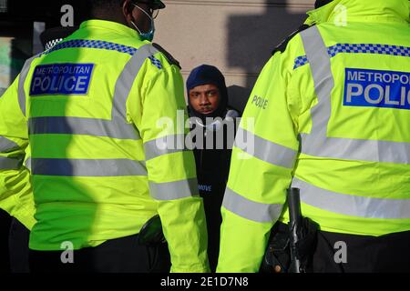 Londra (UK), 6 gennaio 2021: Attivisti protestano a Westminster contro le restrizioni del Covid- 19 a seguito dell'annuncio da parte del governo di un blocco nazionale. Foto Stock