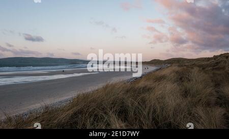Tramonto a Banna Beach County Kerry Ireland on the Wild Strada atlantica Foto Stock