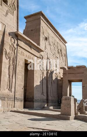 Questo è Philae il Tempio di Iside che è stato costruito dal re Tolomeo II nel 350AC ad Assuan, la città nubiana sul fiume Nilo. Il tempio è stato salvato da una tomba acquatica dall'UNESCO nel 1960, quando il tempio è stato ricollocato a terra più alta pezzo per pezzo a causa dei crescenti danni all'acqua causati dall'aumento del livello dell'acqua del progetto di acqua della diga di Assuan, ora noto come lago Nasser dopo il primo presidente egiziano. Foto Stock