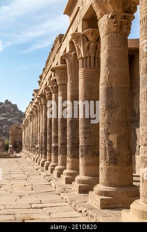 Questo è Philae il Tempio di Iside che è stato costruito dal re Tolomeo II nel 350AC ad Assuan, la città nubiana sul fiume Nilo. Il tempio è stato salvato da una tomba acquatica dall'UNESCO nel 1960, quando il tempio è stato ricollocato a terra più alta pezzo per pezzo a causa dei crescenti danni all'acqua causati dall'aumento del livello dell'acqua del progetto di acqua della diga di Assuan, ora noto come lago Nasser dopo il primo presidente egiziano. Foto Stock