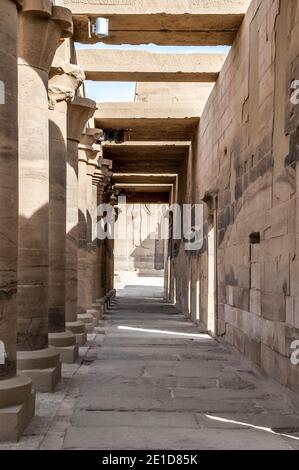 Questo è Philae il Tempio di Iside che è stato costruito dal re Tolomeo II nel 350AC ad Assuan, la città nubiana sul fiume Nilo. Il tempio è stato salvato da una tomba acquatica dall'UNESCO nel 1960, quando il tempio è stato ricollocato a terra più alta pezzo per pezzo a causa dei crescenti danni all'acqua causati dall'aumento del livello dell'acqua del progetto di acqua della diga di Assuan, ora noto come lago Nasser dopo il primo presidente egiziano. Foto Stock