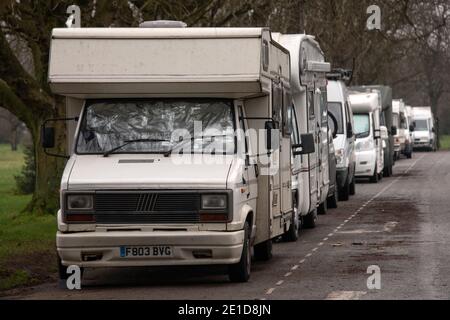 Van dweller comunità che vive in camper case, furgoni e scatole di cavalli, parcheggiata su strade pubbliche a Durdham Downs, Westbury-on-Trym, Bristol, Regno Unito. Foto Stock