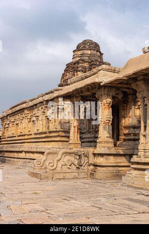 Hampi, Karnataka, India - 5 novembre 2013: Tempio Sri Krishna in rovina. Massiccia facciata giallo-marrone con scalini per entrare, colonne scolpite, e cupola v Foto Stock