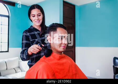 Donna latina che possiede la sua attività di taglio dei capelli a Città del Messico Foto Stock